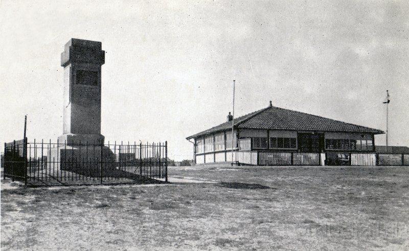 Strandpaviljoen bij strand.jpg